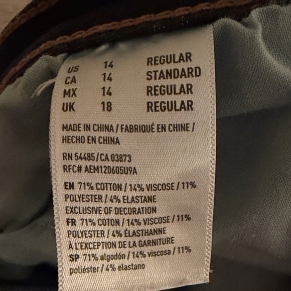 American Eagle Outfitters Women's Dark Jeans never worn. Took tags off - Picture 4 of 5